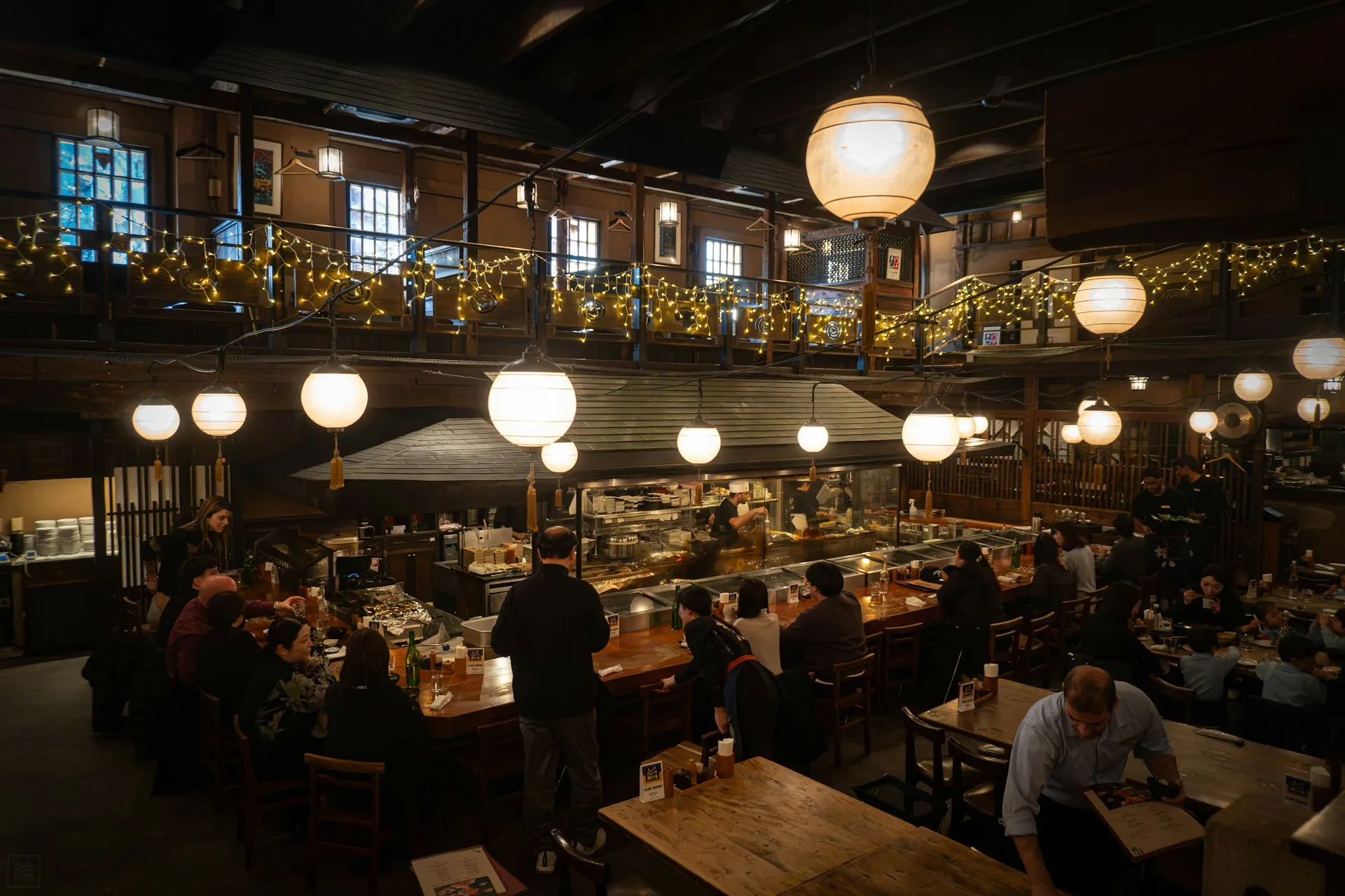 Gut besuchtes Restaurant mit warmem Licht