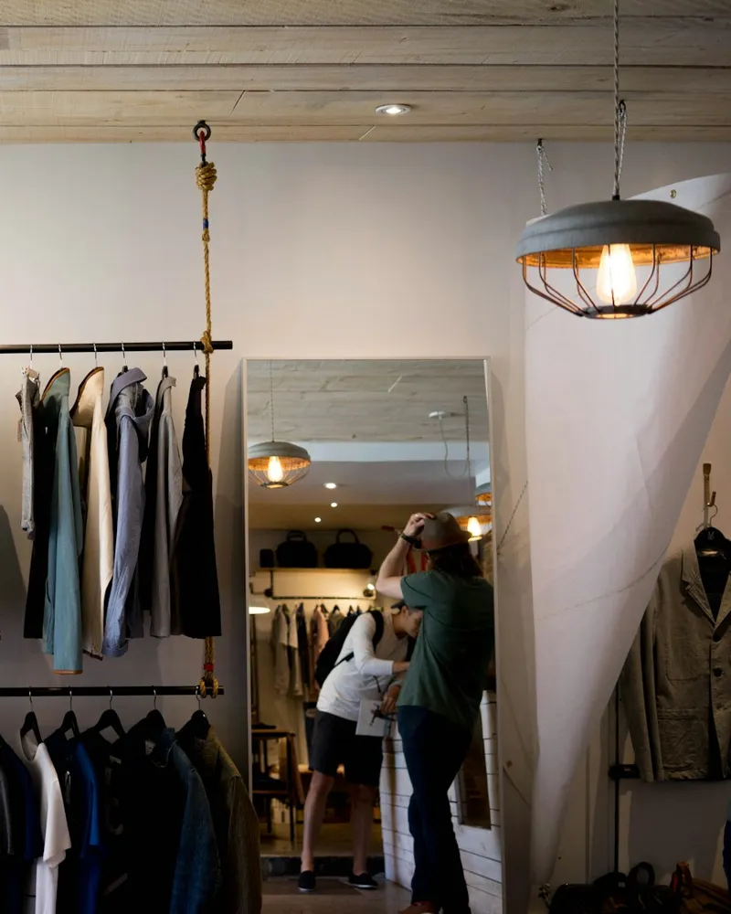 Kleidung auf Bügeln in einer Boutique