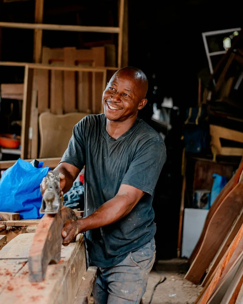 Handwerker bei der Arbeit in der Werkstatt