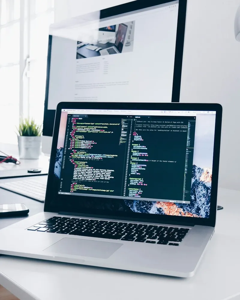 Laptop mit Quellcode einer Website