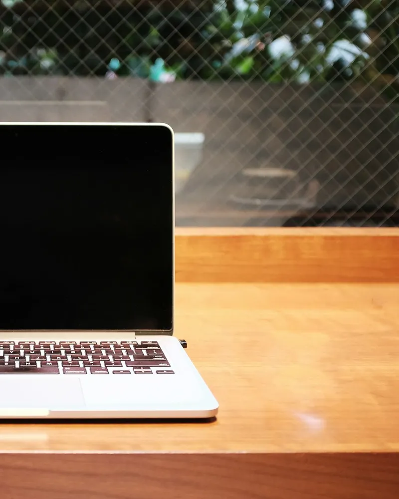 Laptop und Kaffeetasse auf dem Schreibtisch