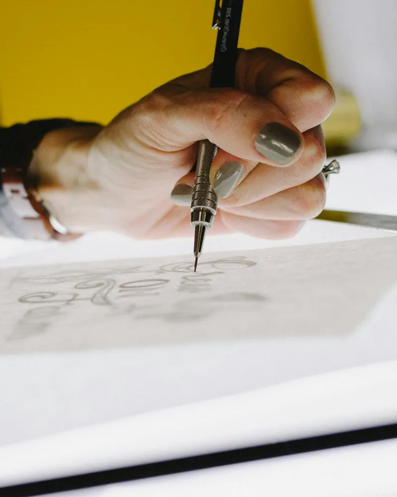 Hand zeichnet mit Stift erste Entwürfe